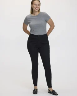Skinny-Leg High-Rise Jean - The Signature (R) - Curvy Fit