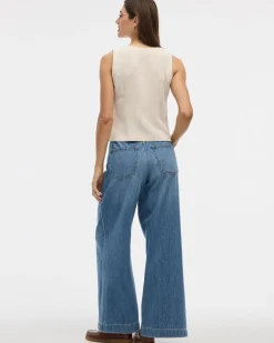 Sleeveless Buttoned-Down Vest