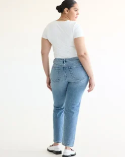Straight-Leg Mid-Rise Jean - The Classic - Curvy Fit
