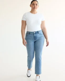 Straight-Leg Mid-Rise Jean - The Classic - Curvy Fit