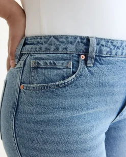Straight-Leg Mid-Rise Jean - The Classic - Curvy Fit