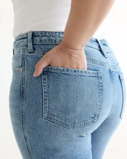 Straight-Leg Mid-Rise Jean - The Classic - Curvy Fit