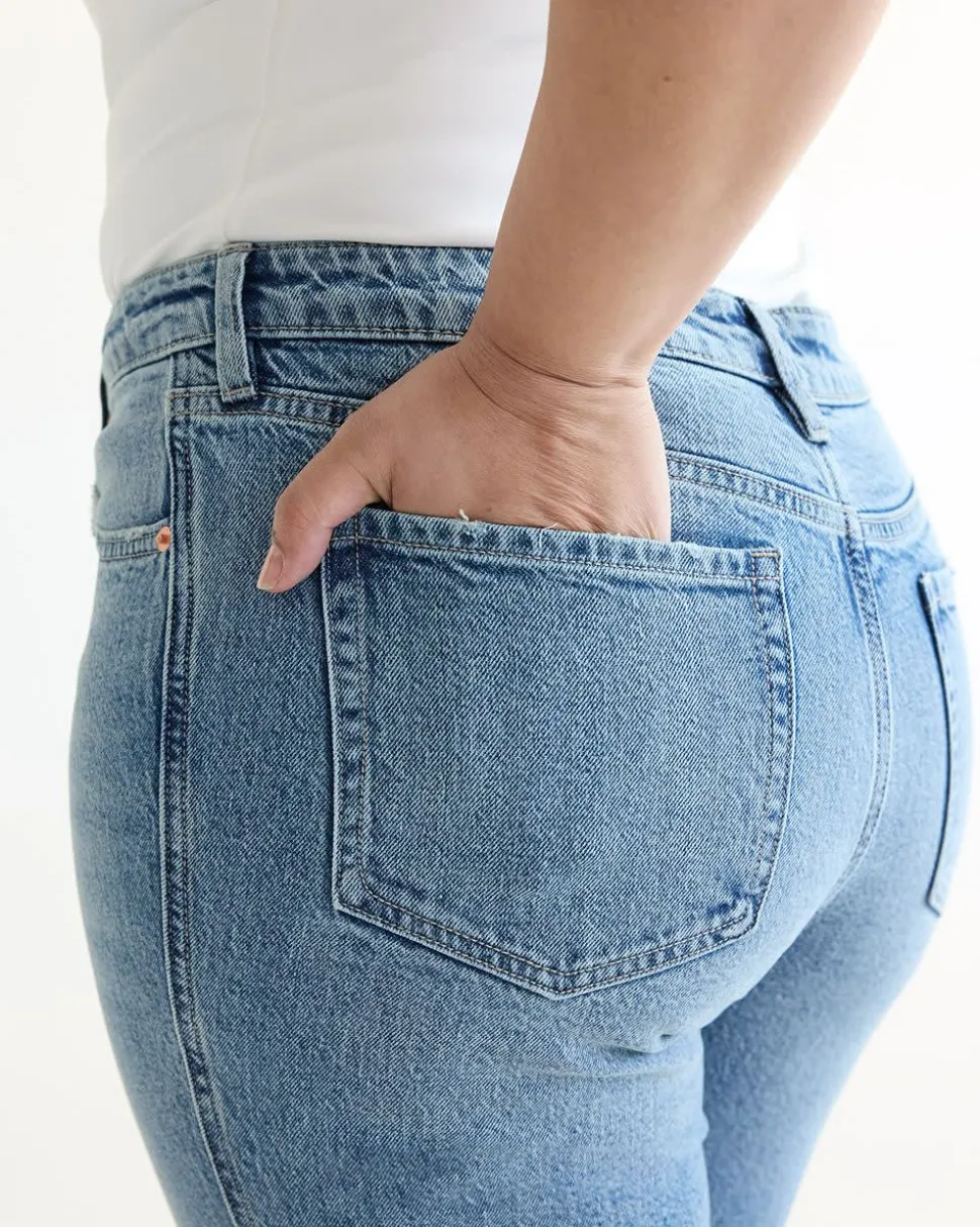 Straight-Leg Mid-Rise Jean - The Classic - Curvy Fit